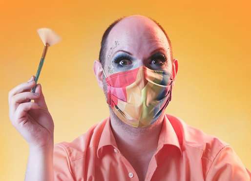 Tom Hecker en maquillage avec un masque coloré, présentant un tuto maquillage.